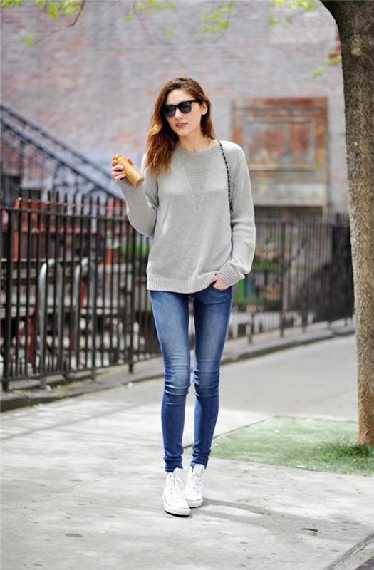 Basket kvinna klädd casual chic stil blå jeans jacka vita skor kvinna idé enkel outfit
