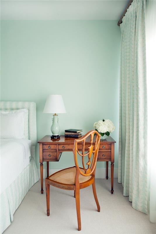 Farebné nápady spálne Spálňa pre dospelých navrhuje dve protikladné farby mäty a chladnej kombinácie dreva