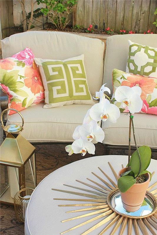 alinea-dekorativ-spegel-design-spegel-för-runt-vardagsrummet-bord-beige-soffa