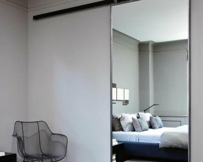 spegel-storformat-enkelstol-grå-vägg-vit