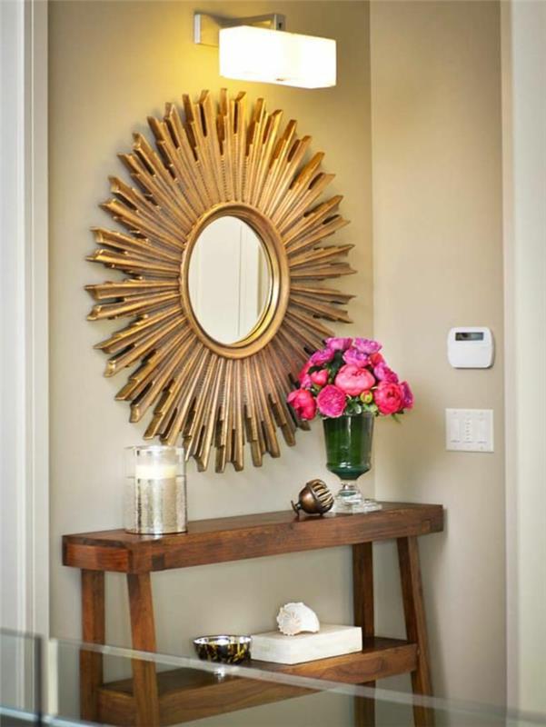 blomma-solformad-spegel-på-accent-möbler-i-korridoren-beige-väggar