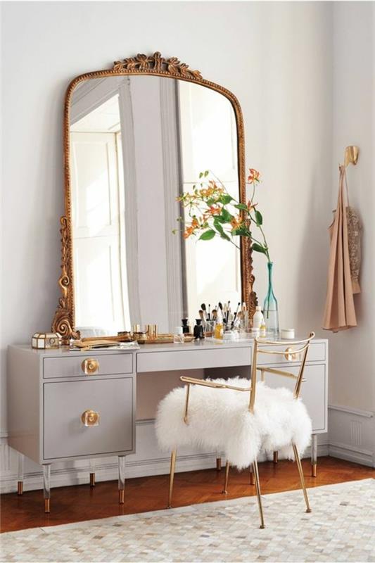 spegel-stort-format-gyllene-ram-grå-toalett