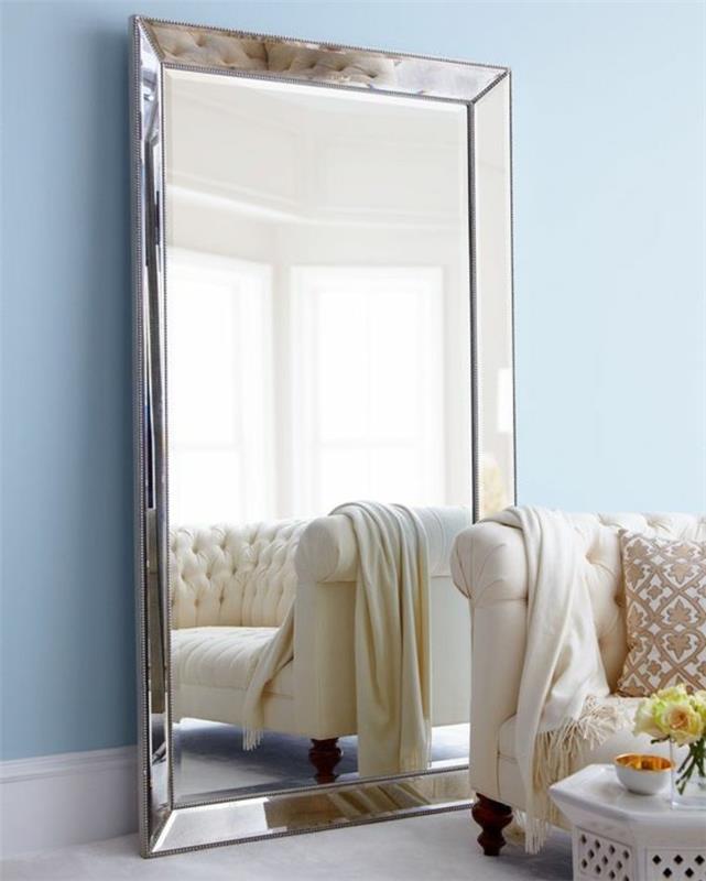 stor-spegel-vägg-blå-enkel-soffa-vit