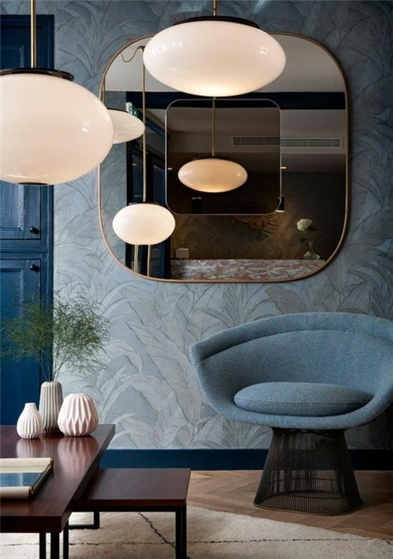storformat-spegel-blå-vägg-soffa-ljuskrona-chic