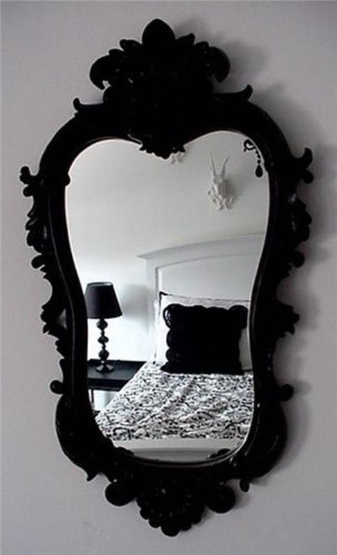 storformat-spegel-svart-ram-grå-vägg