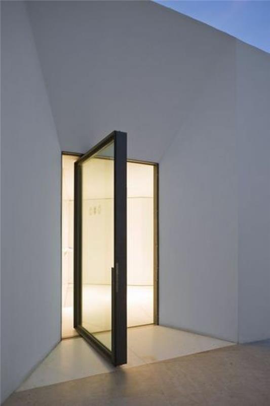 storformat-spegel-rum-vit-vägg-enkeldörr
