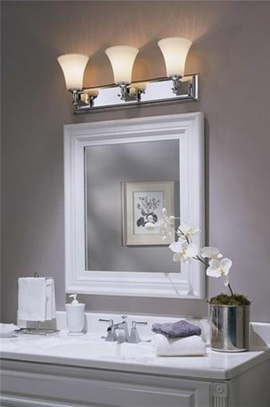 storformat-spegel-tre-ram-lampa-vit-grå-vägg