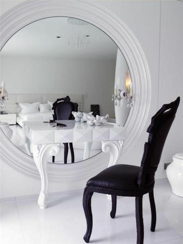 stor-vägg-spegel-svart-stol-och-stor-rund-spegel