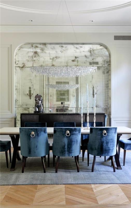 stor-vägg-spegel-matsal-rum-spegel-blå-stolar