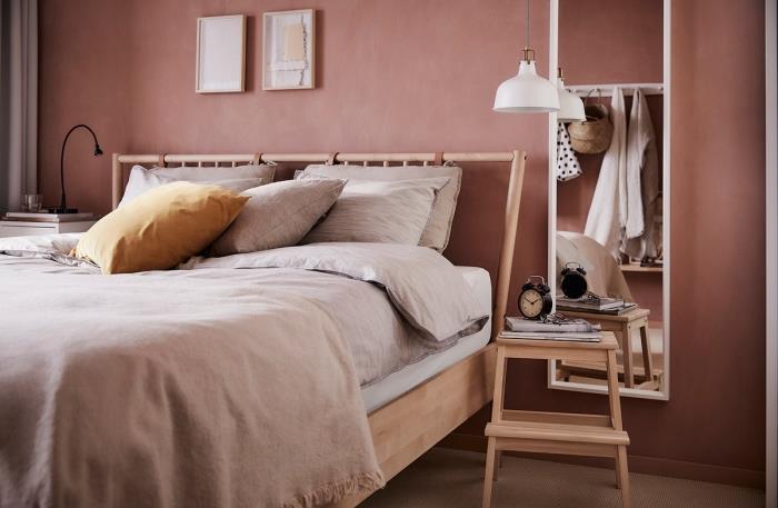 deco trend 2018 2019, träbäddsmodell med original sänggavel, kvinna sovrum inredning idé med terracota väggar