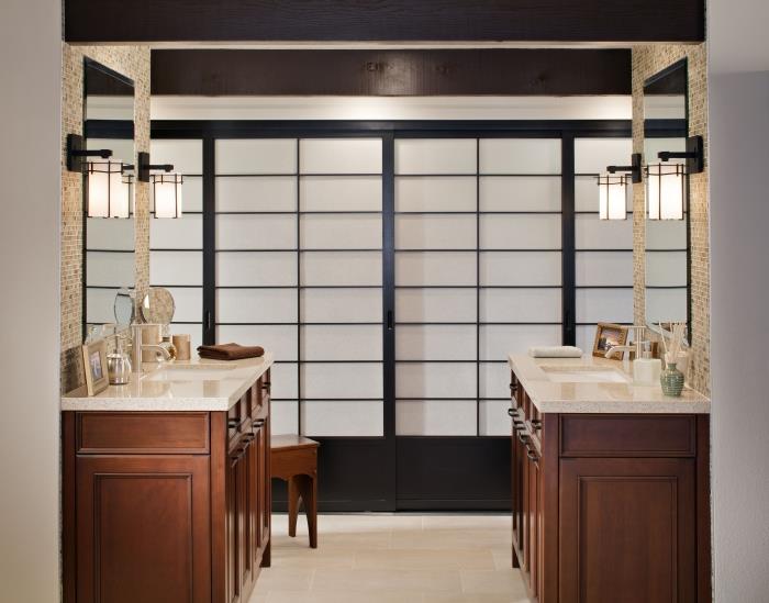 Myšlienka dekorácie kúpeľne v japonskom štýle s bielym a dreveným nábytkom, paralelným dvojitým umývadlom
