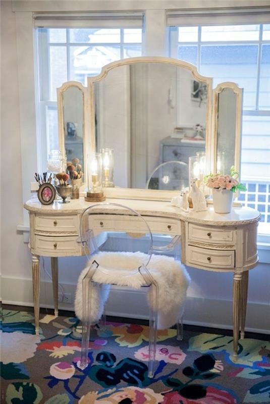 modern-och-elegant-badrum-spegel-och-en-stol