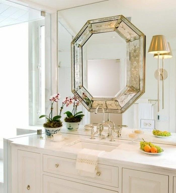 mycket elegant-och-modern-ram-badrum-spegel-nära-diskbänken-en-tallrik-med-frukt