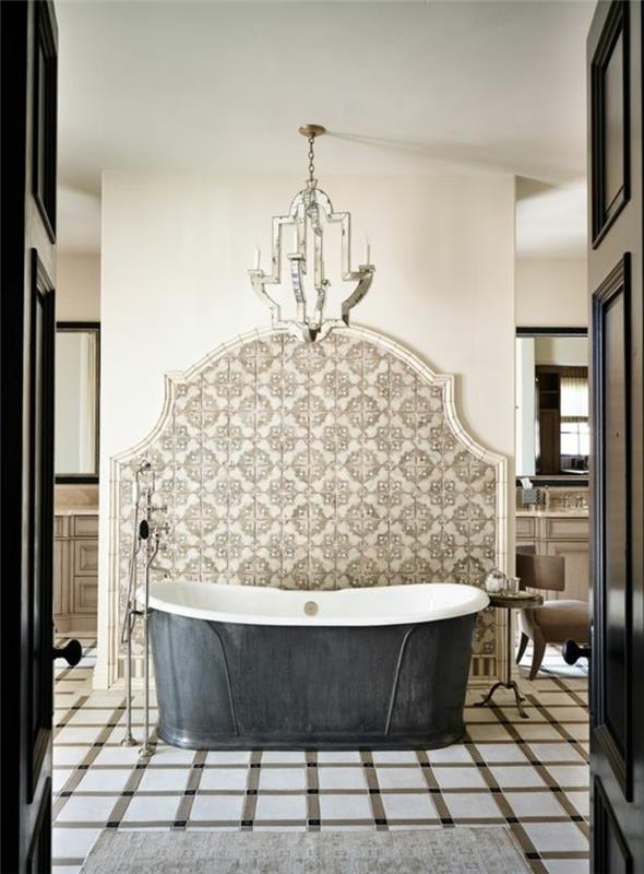 elegant och modernt badrum-ljuskrona och badkarspegel