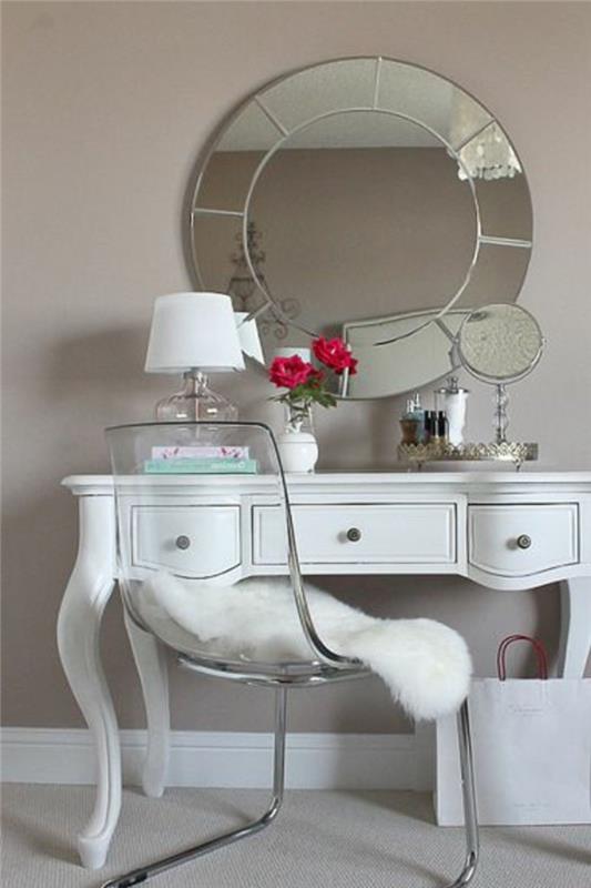 badrum-spegel-rund-spegel-vit-lampa-och-en-stol