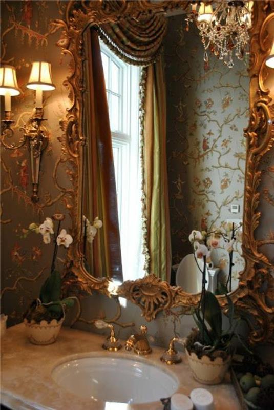 gammal stil-badrum-spegel-med-vackra-blommor-nära-diskbänken