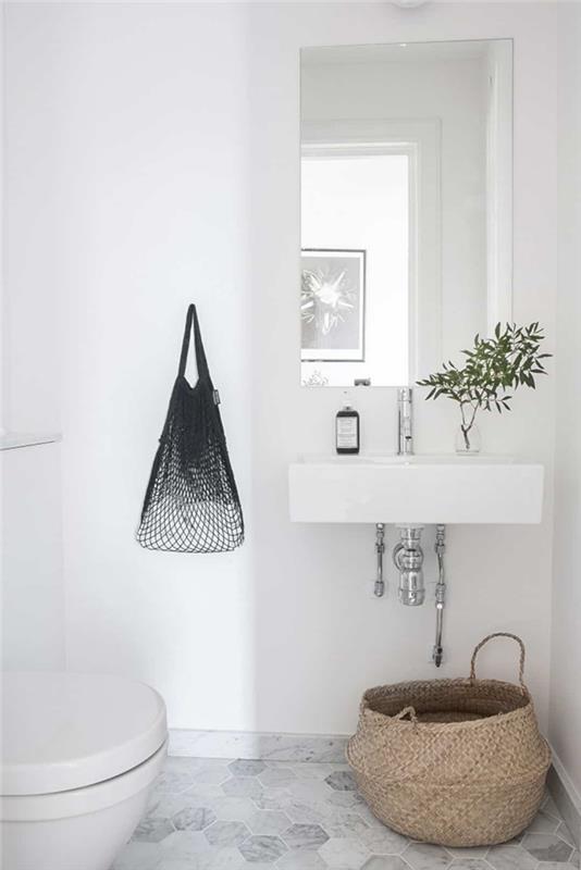 minimalistický štýl wc deco s bielymi stenami, príklad usporiadania toalety, dekorácia predmetov rastlinným vláknom