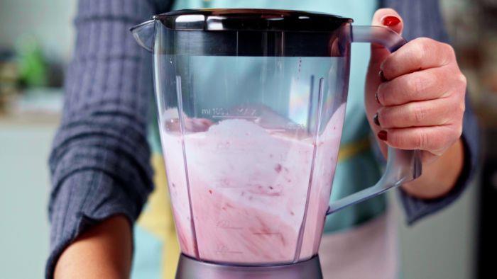 zmiešajte ingrediencie v kuchynskom robote, ako z panna cotty urobiť ľahký valentínsky vegánsky dezert