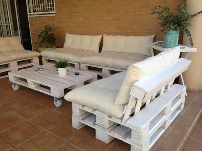 Idea arredo giardino con divano palette, dipinto vernice bianca e decorato con materassini e cuscini