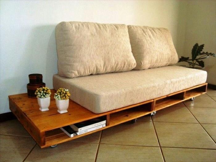 Idea divani in palet, arredamento soggiorno con un divano fai da te, decorazione con cuscini e schienale