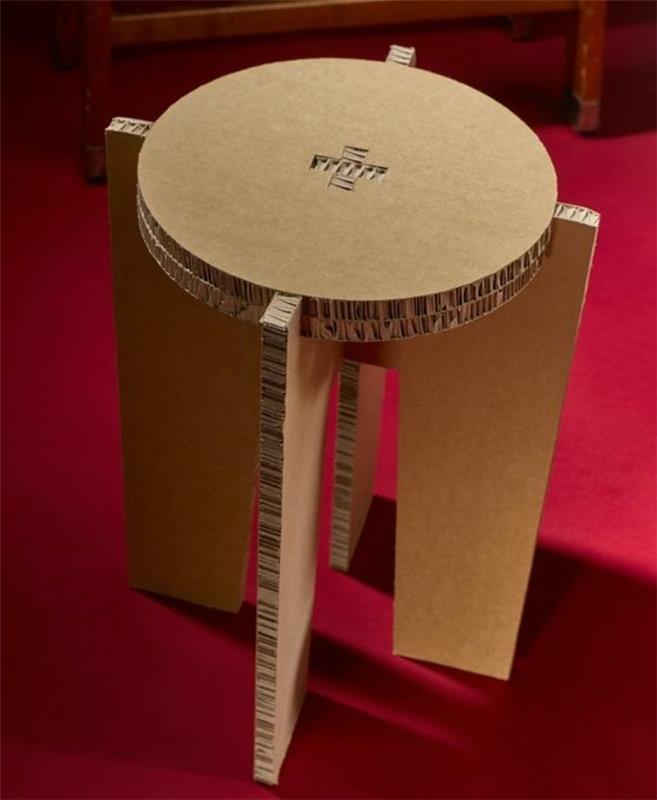 Arredamento fai da te e un'idea per la costruzione di un tavolino rotondo di cartone