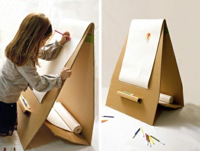 Cosa costruire con il cartone, un'idea per mobile da disegno di una bambina