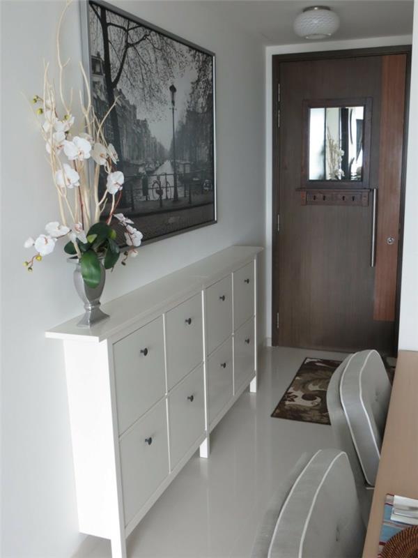 mobili-per-corridoio-legno-colore-bianco-vaso-fiori-porta-di-ingresso-blindata-quadro-parete