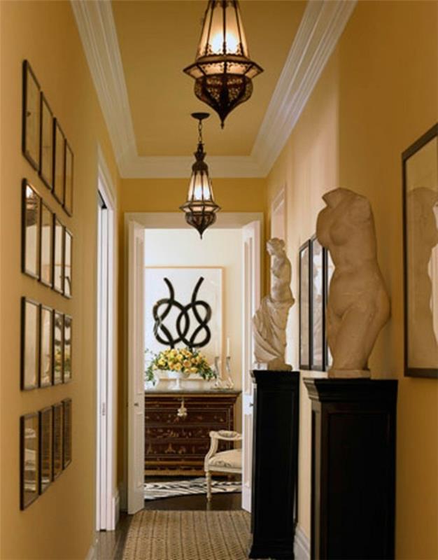 mobili-per-corridoio-stile-classico-legno-staty-fofo-cornici-lampadari-tappeto-pareti-gialle
