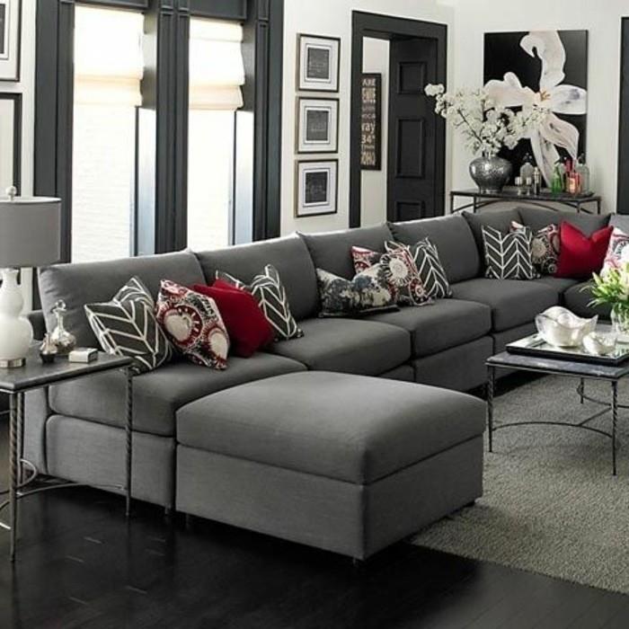 Come arredare il soggiorno, divano con cuscini colorati, pavimento di legno scuro