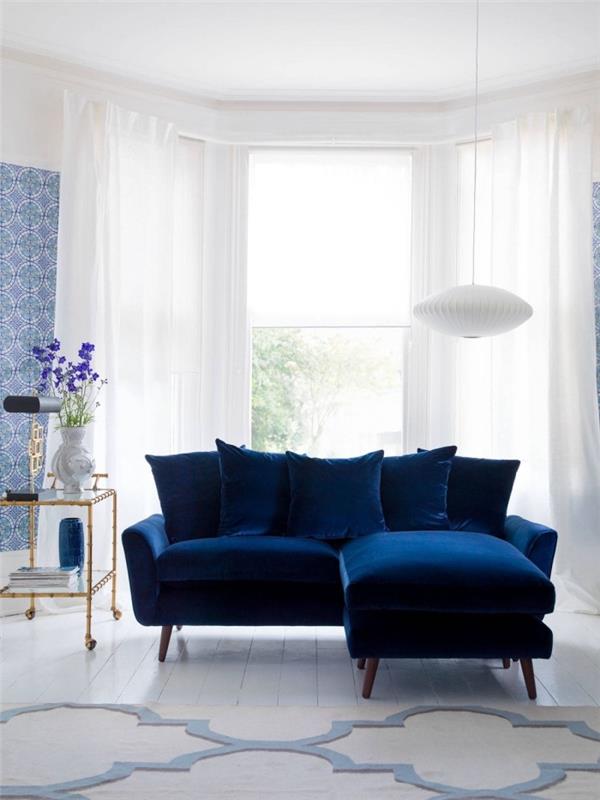 nápad na spálňu pre dospelých, biela dekorácia miestnosti s nábytkom a doplnkami v tmavých odtieňoch modrej