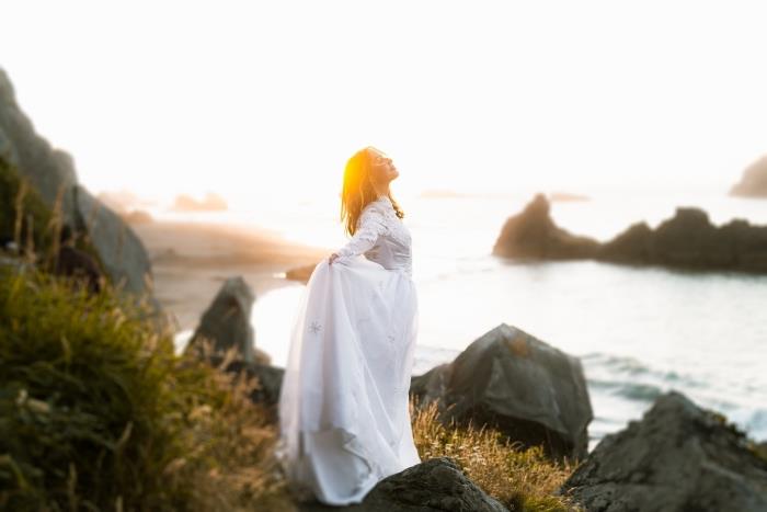 فستان زفاف بوهيمي ، موديل فستان طويل أبيض برقبة عالية وأكمام طويلة مع زخرفة دانتيل