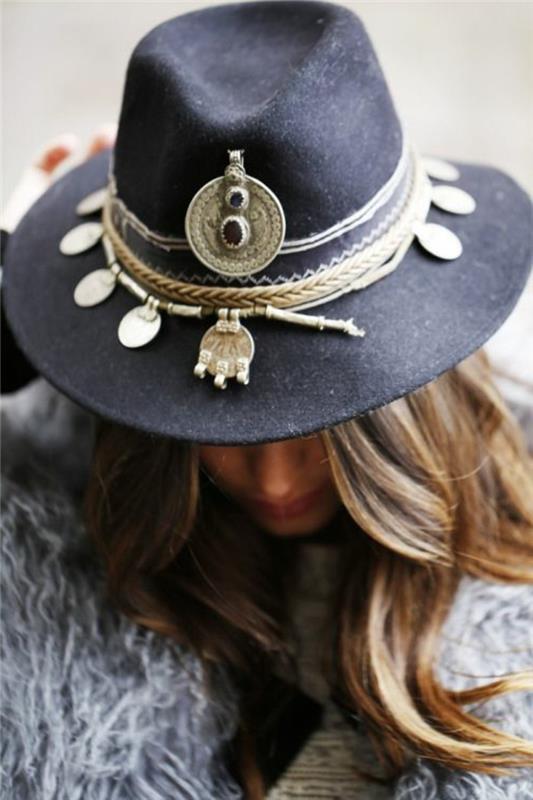 bohémska móda, čierna čiapočka s ozdobami
