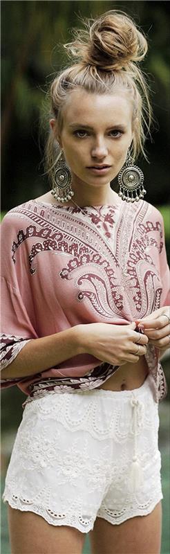 bohémska móda, vysoký drdol, hippie elegantná ružová blúzka a etnické náušnice