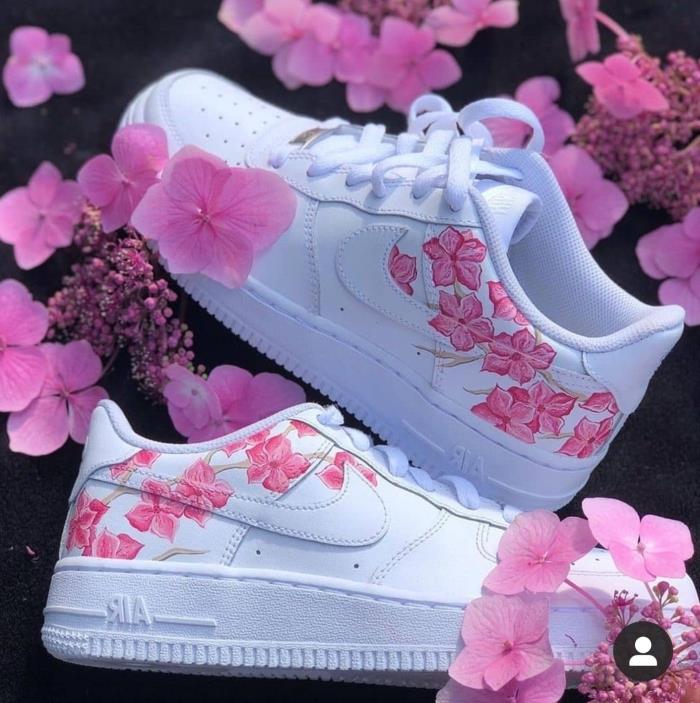 DIY mode kreativt projekt hur man anpassar air force 1 med enkel blommönster