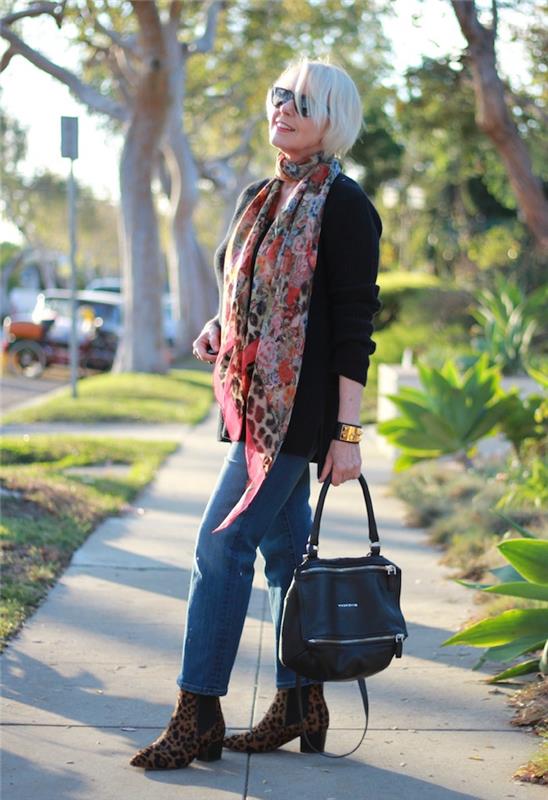 móda žena 60. roky štýlová žena džínsy topánky leopard tlač čierna bunda elegantné slnečné okuliare