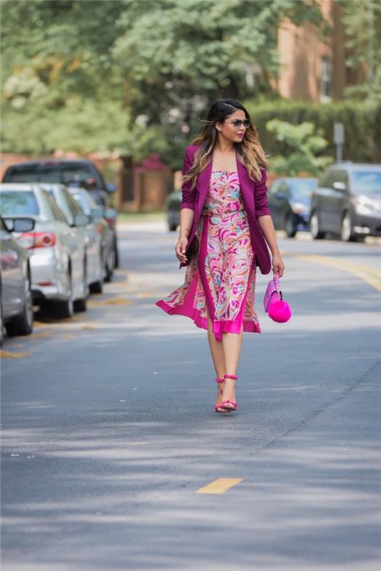 štýlový ženský look vo fuchsiovo ružových šatách s fialovým sakom a ružovými doplnkami, vzorové ružové sandále so strapcami