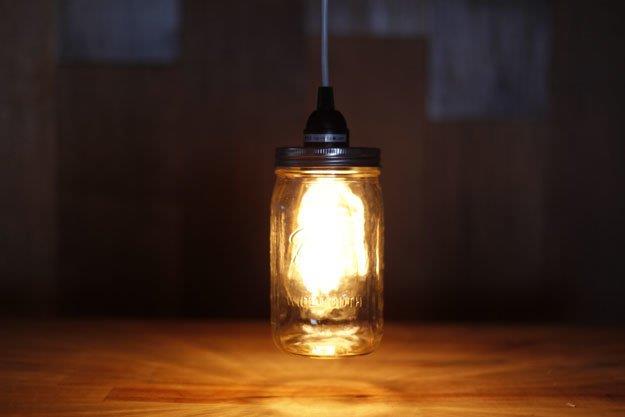 nápad, ako vyrobiť lampu zo sklenenej nádoby, nápad na priemyselné osvetlenie, manuálna aktivita pre dospelých