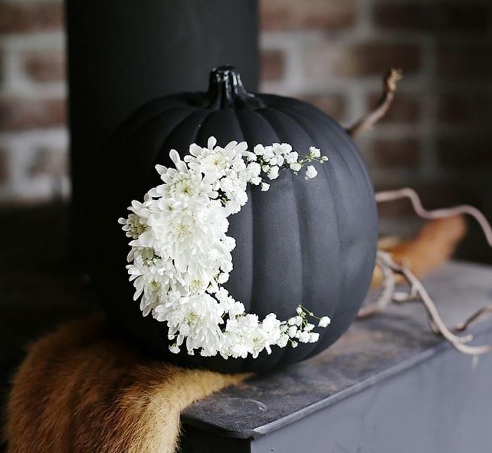 Halloweenpumpa, enkel DIY för Halloween att göra med svart färgpumpa och vita blommor