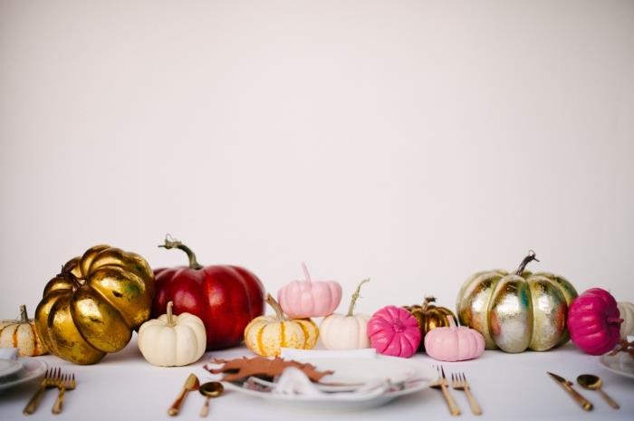 halloweenpumpa, halloweenbordinredning med flera pumpor i olika storlekar och färger