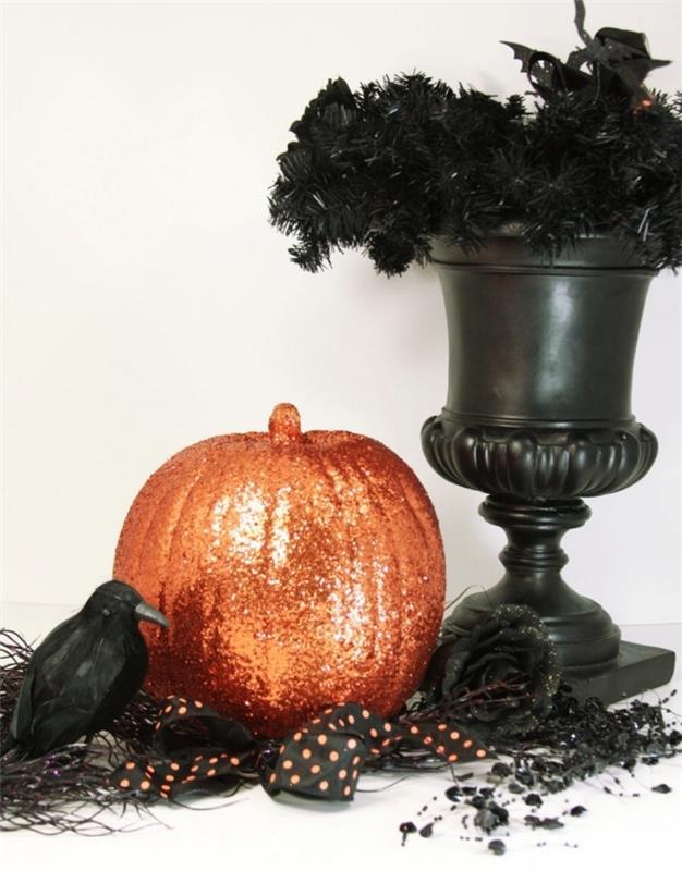 halloween fest, DIY dekorativa föremål för halloween, liten pumpa målad i orange glitter och svart krans