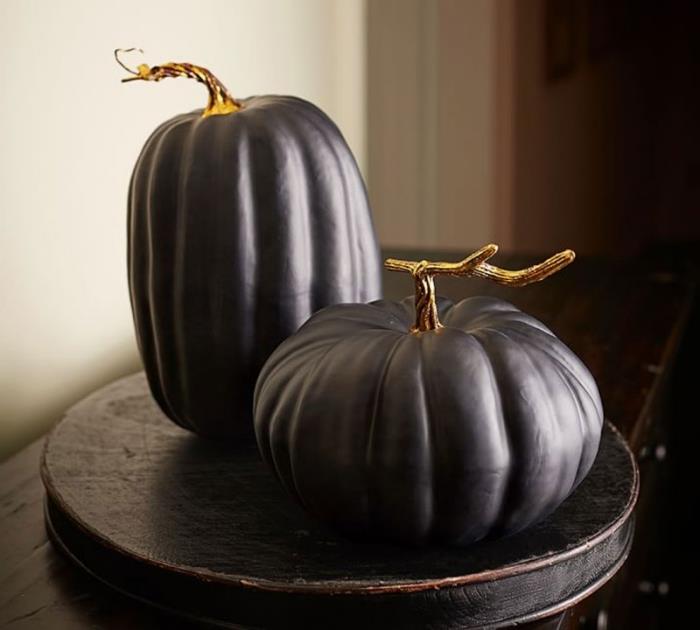 halloweenpumpa, dekorativa föremål för halloween, runt träbord i svart med svarta pumpamönster