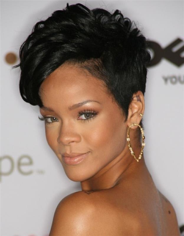 modell-kortklippt-rihanna-frisyrer-square-destructuree-black-hair