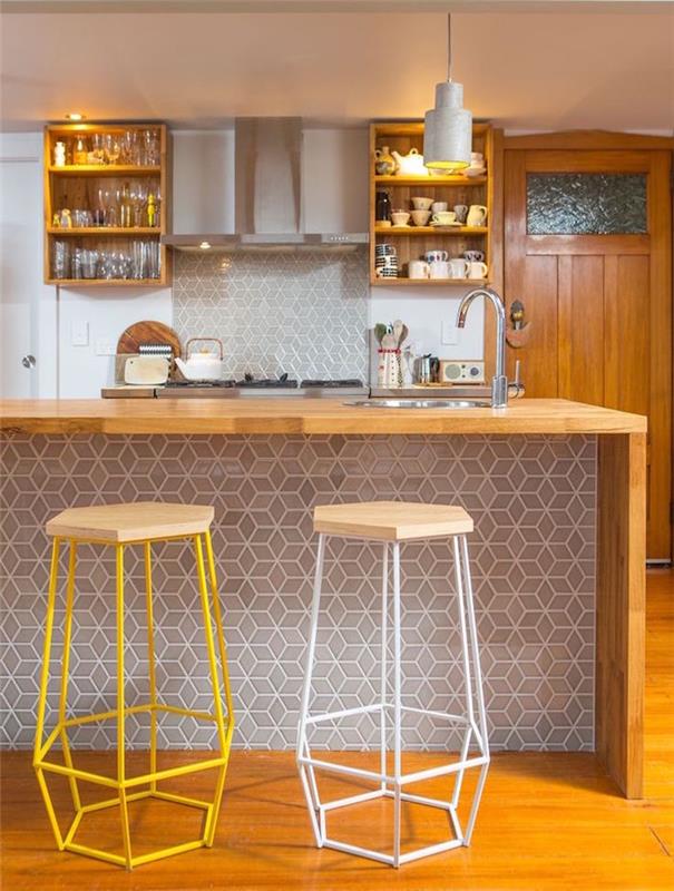 Americký kuchynský drevený bar s dizajnovými vysokými stoličkami