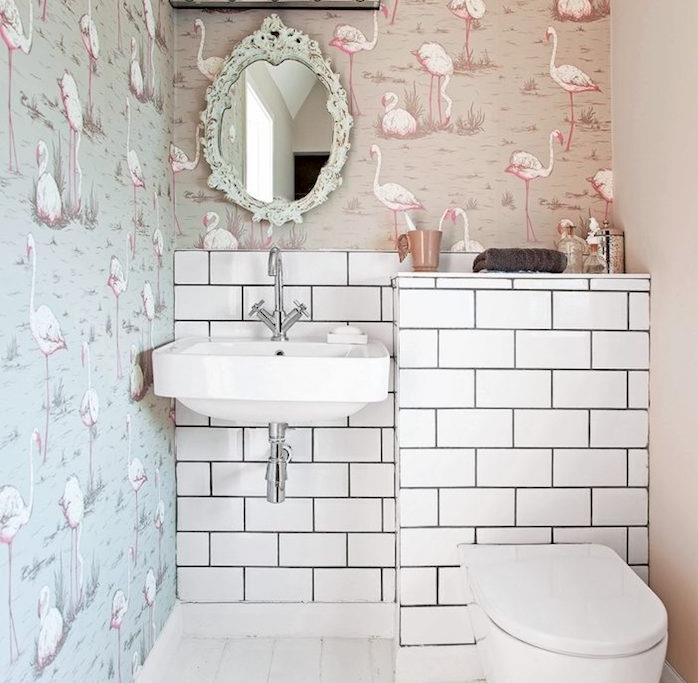 malá kúpeľňa 2m2, tapeta s motívom plameniaka, biela dlažba, barokové zrkadlo, vybielené parkety