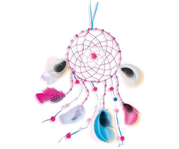 vyrobte si originálny lapač snov v obruči a ružovom plátne, ružové perly, farebné perie, originálnu dekoráciu