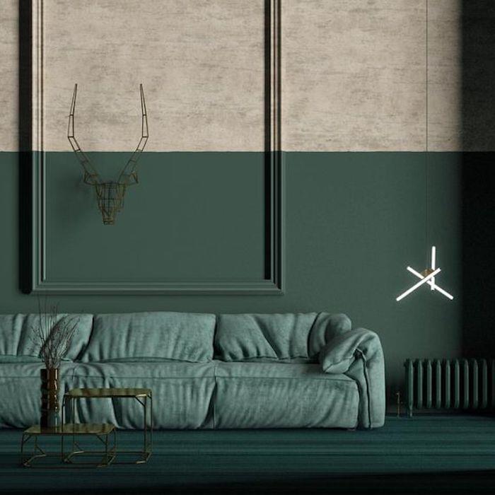 akvarelové deko, celadonová pohovka a sivá a tmavozelená stena, originálne závesné svetlo, minimalistické stoly, dizajn, umelecká dekorácia jelenieho parohu