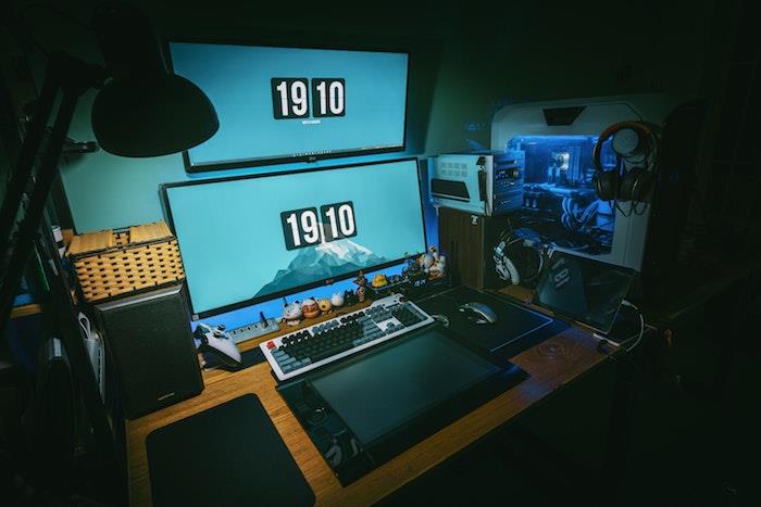 نموذج غرفة الألعاب مع معدات الكمبيوتر والأشياء الزخرفية العبقري غريب الأطوار