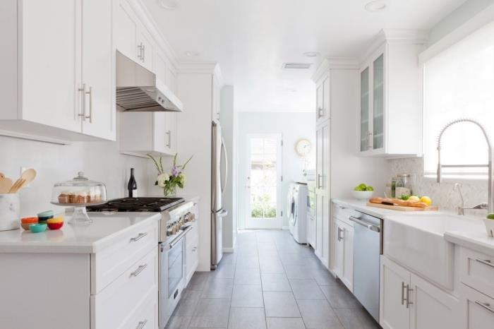 moderná biela kuchynská výzdoba, príklad paralelnej kuchyne s veľkým oknom, nápad, ako zariadiť malú kuchyňu