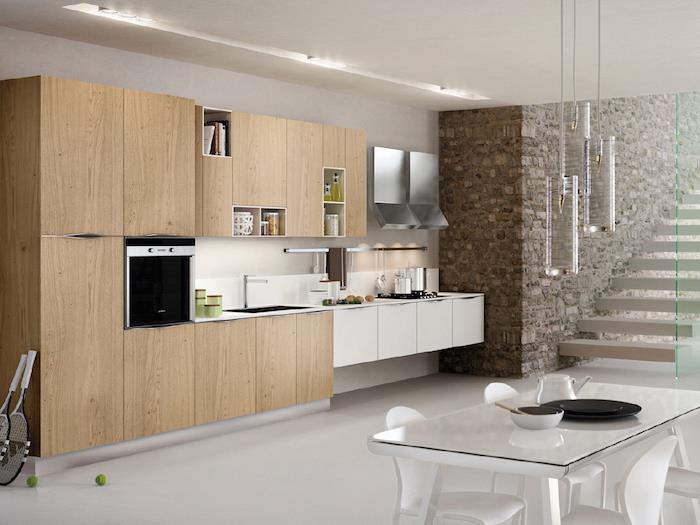 utrustat kök, trä och vita köksmöbler, stenmur och vit trätrappa, vitt tak med LED -belysning