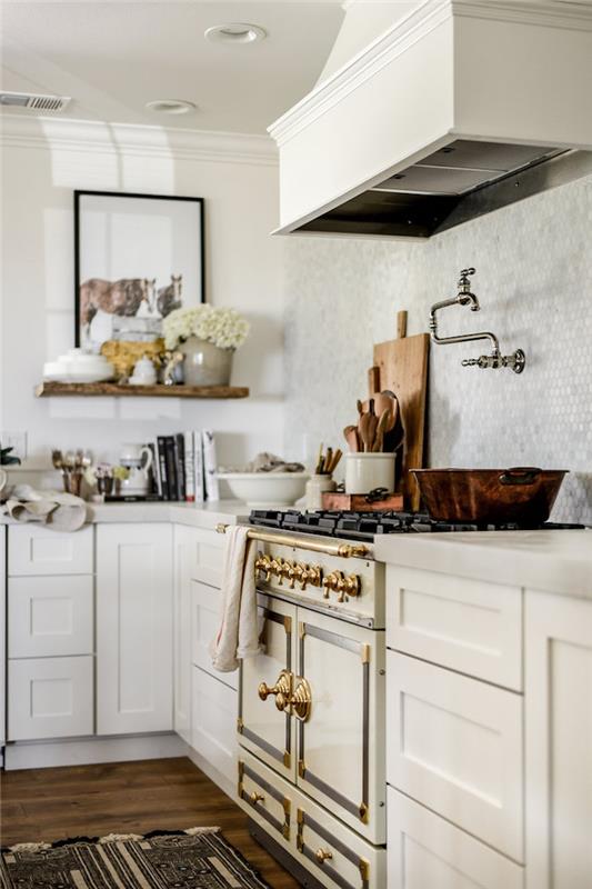 تصميم مطبخ ريفي أنيق مع خزانة مطبخ بيضاء ، وبلاط رشاش رمادي فاتح ، وموقد ، وسجاد رمادي وأبيض